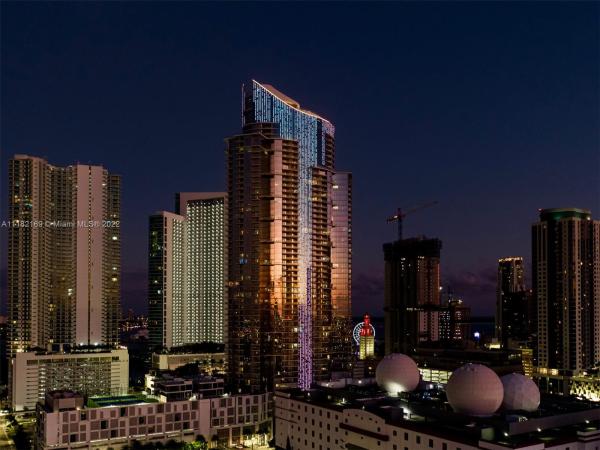 Paramount Miami Worldcenter, 851 NE 1st Ave #1401, Miami, Florida 33132, image 2