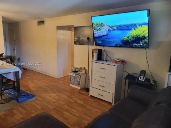 Bowling Green, Plantation, Florida 33313, image 2