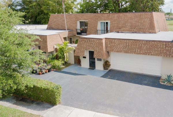 Country Club Of Miami Fairway Villas, 19117 E Lake Dr, Hialeah, Florida 33015, image 2