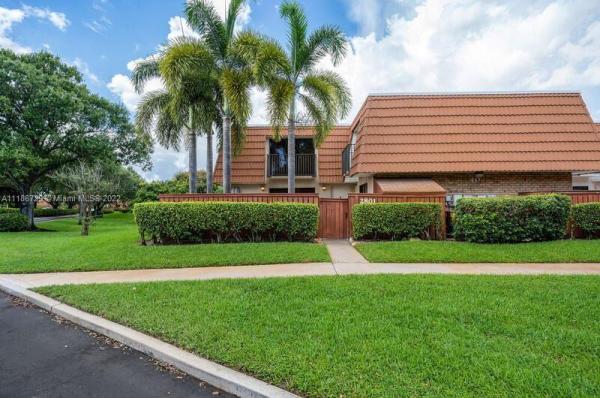 Waterford Courtyards At Crystal Lakes North, 2975 S Waterford Dr S #2975, Deerfield Beach, Florida 33442, image 2