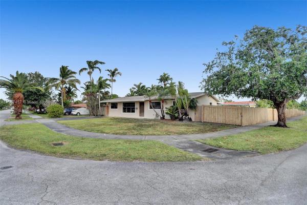 Heftler Homes, 10401 SW 53rd St, Westwood Lakes, Florida 33165, image 2