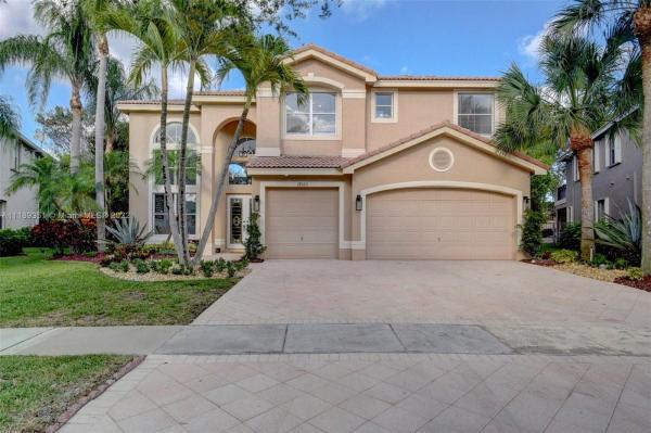 Saturnia, 19323 Skyridge Cir, Boca Raton, Florida 33498, image 2