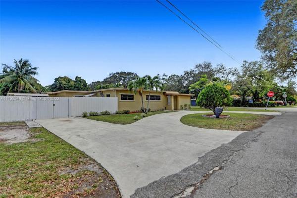 Fulford Highlands, 16051 NE 5th Ave, Golden Glades, Florida 33162, image 2
