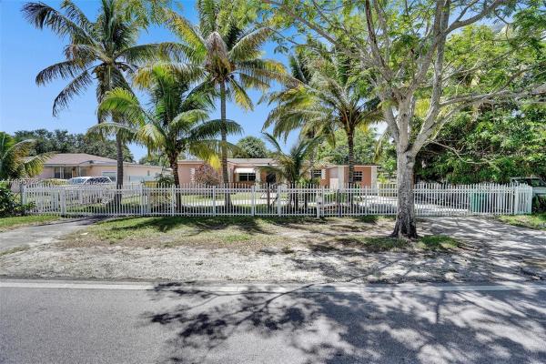 Biscayne Gardens, 14390 North Miami Ave, Golden Glades, Florida 33168, image 2