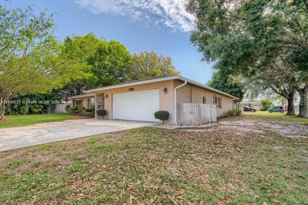 742 SE Polynesian Ave, Florida 34983, image 2