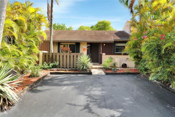 Devon Aire Villas, 12418 SW 119th Ter, The Crossings, Florida 33186, image 2