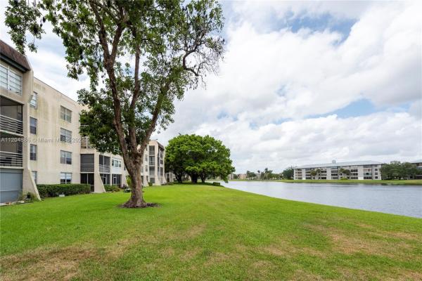 Poinciana Place Of Pine Island Ridge, 9430 Poinciana Pl #406, Davie, Florida 33324, image 2