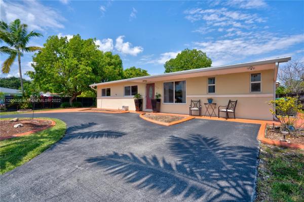 Heftler Homes, 4142 SW 102nd Ct, Westwood Lakes, Florida 33165, image 2