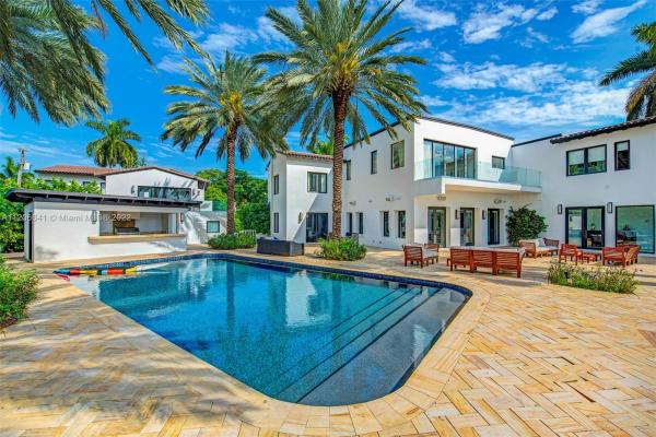 Sunset Lake, 2700 N Bay Rd, Miami Beach, Florida 33140, image 2