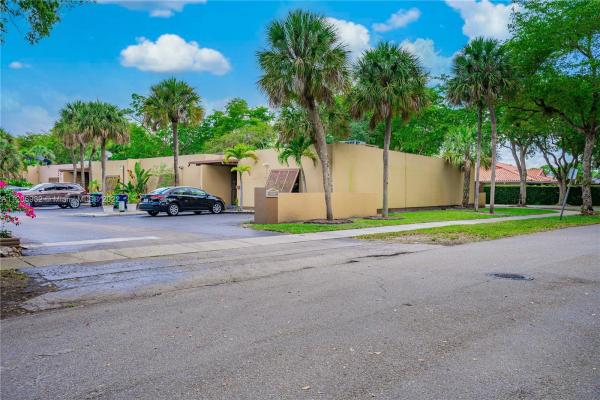 Loch Lomond East, 6746 Kingsmoor Way #6746, Miami Lakes, Florida 33014, image 1