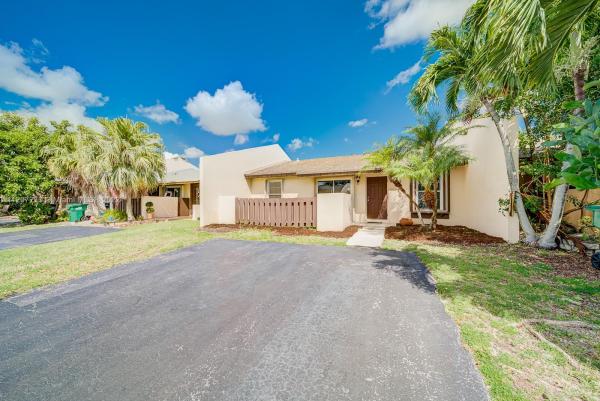 Devon Aire Villas, 11906 SW 123rd Pl #11906, The Crossings, Florida 33186, image 2