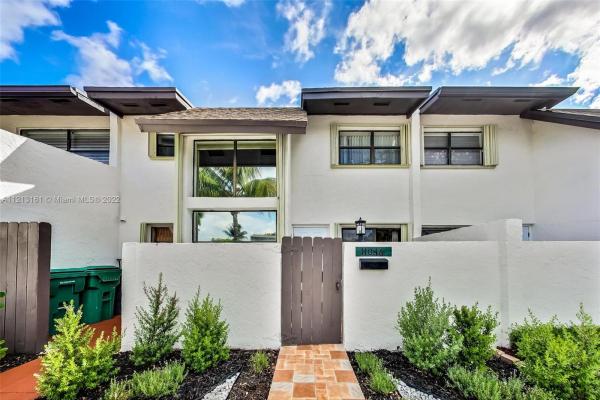 Snapper Creek Townhouses, 11046 SW 70th Ln, Kendall, Florida 33173, image 2