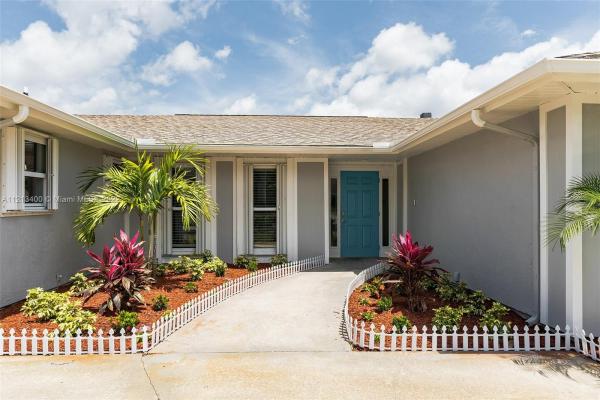 171 NE Caprona Ave, Florida 34983, image 2