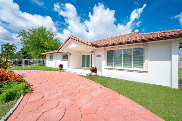 2800 SW 98th Ct, University Park, Florida 33165, image 2