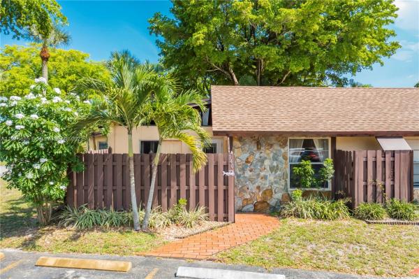 Villas At Carriage Hills Lakeside, 340 Briarwood Cir #1-20, Hollywood, Florida 33024, image 2