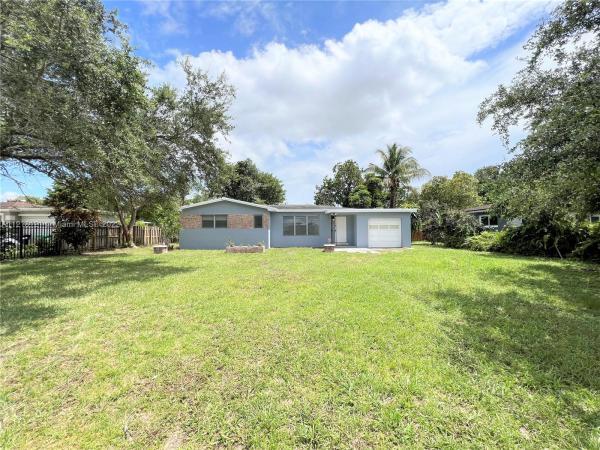 Biscayne Gardens, 140 NE 163rd St, Golden Glades, Florida 33162, image 2