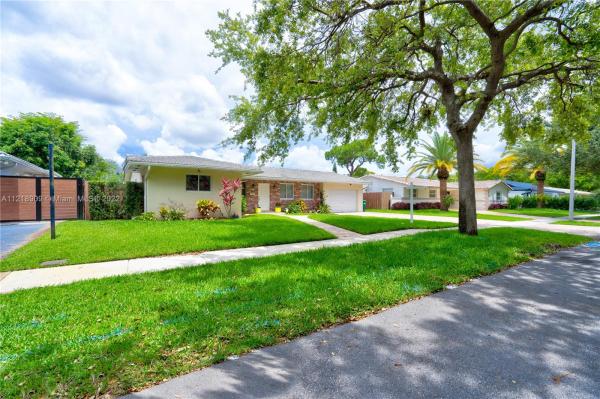 Miami Lakes Residential, 14212 Marginada Ct, Miami Lakes, Florida 33014, image 2