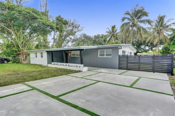 Biscayne Gardens, 369 NE 158th St, Golden Glades, Florida 33162, image 2