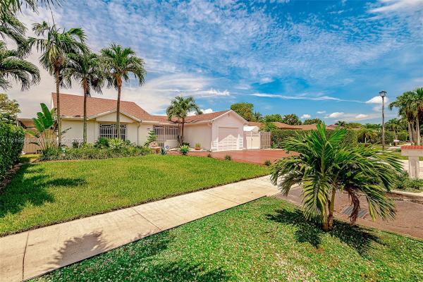 Country Lake Manors, 19642 NW 59 Pl #, Country Club, Florida 33015, image 2