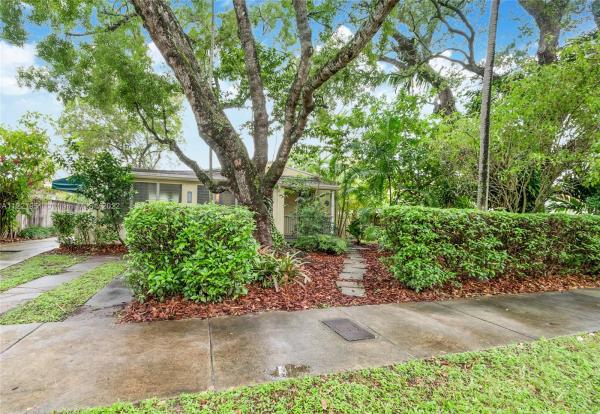 Westerfield Manor, 5739 SW 42nd St, Westwood Lakes, Florida 33155, image 2
