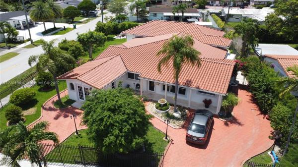 Heftler Homes, 4140 SW 102nd Ave, Westwood Lakes, Florida 33165, image 1