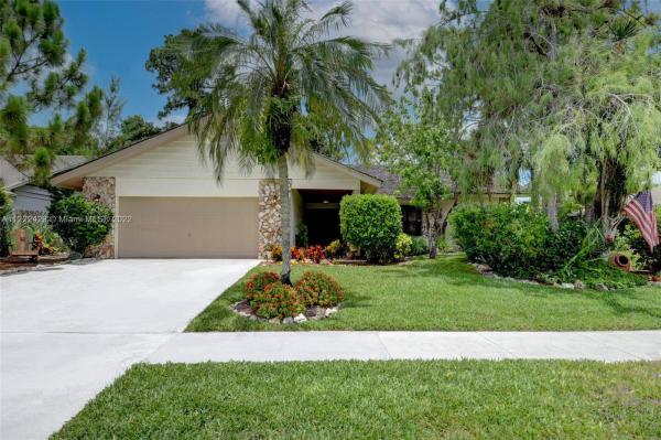 Sugar Pond Manor, 689 Daffodil Dr, Wellington, Florida 33414, image 2