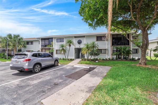 Carmel At The California Club, 909 NE 199th St #207-19, Ives Estates, Florida 33179, image 1