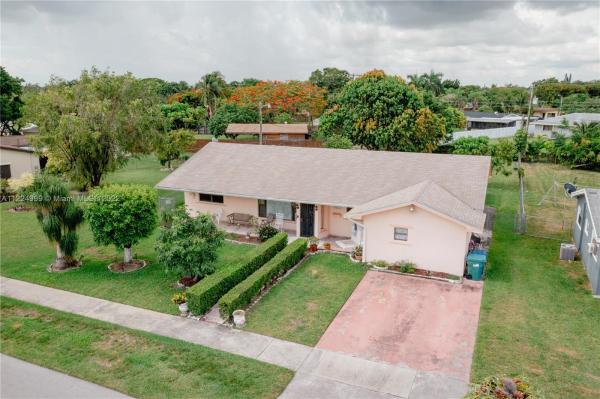Pine Tree Manor, 9530 Irene Dr, Cutler Bay, Florida 33157, image 2