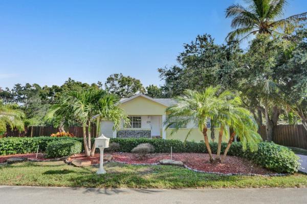 Davis Manor, 6625 SW 79th St, South Miami, Florida 33143, image 1