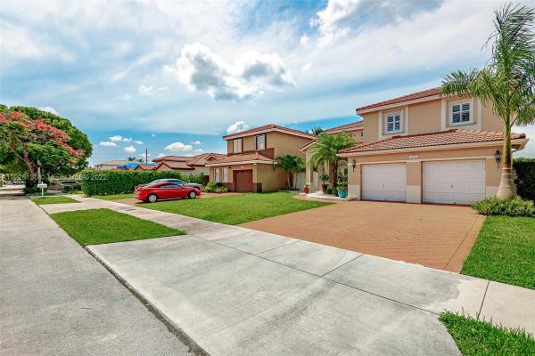 Big Five Homes, 9272 Grand Canal Dr, Fountainebleau, Florida 33174, image 1