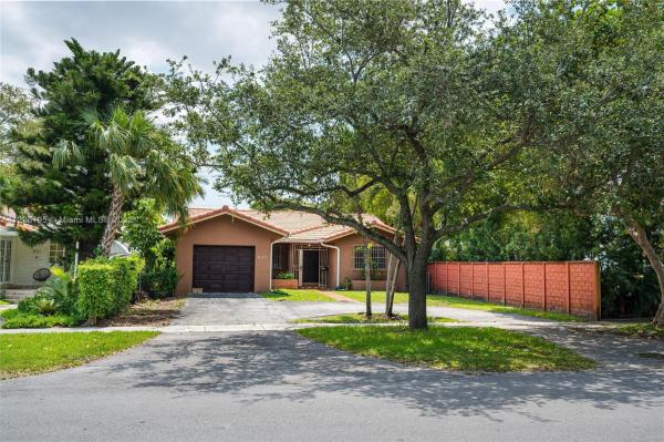 Country Club Estates, 633 South Dr, Miami Springs, Florida 33166, image 2