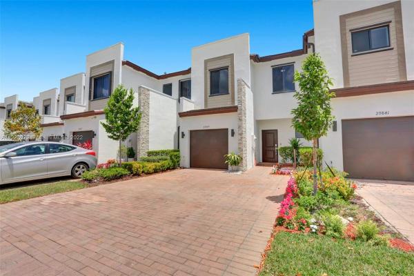 Las Ramblas At Via Ventura, 20849 NE 2nd Pl #1, Ives Estates, Florida 33179, image 2