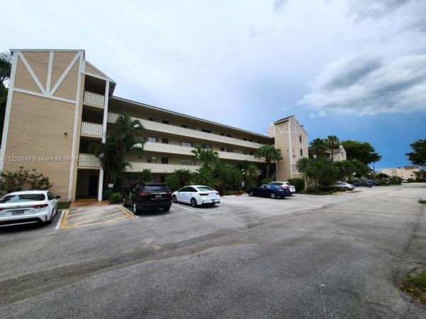 Huntington Lakes 3, 7267 Huntington Ln #201, Delray Beach, Florida 33446, image 2