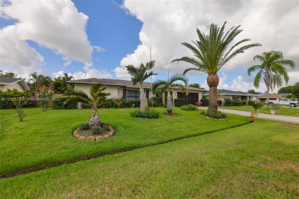 758 SE White Ave, Florida 34983, image 2