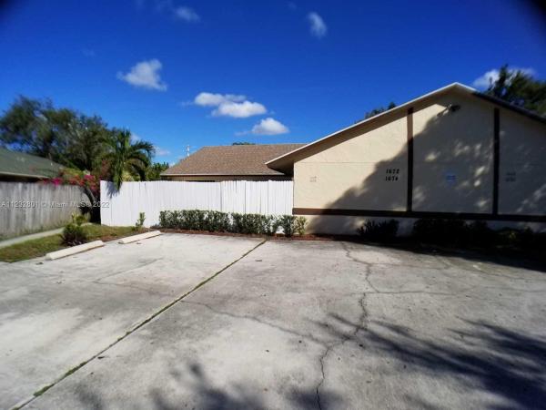 Sugar Pond Manor, 1674 Hawthorne Pl, Wellington, Florida 33414, image 2