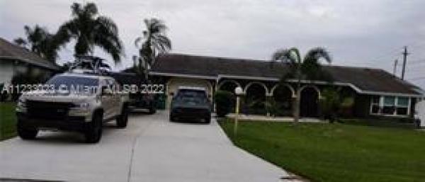 795 SE Arton Ln, Florida 34983, image 2