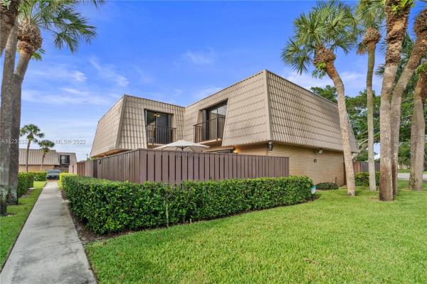 Village Of Sandalwood Lakes South, 6304 63rd Way, West Palm Beach, Florida 33409, image 2