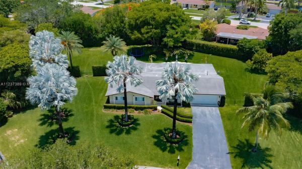 Pine Shore, 10900 SW 124th St, Kendall, Florida 33176, image 2