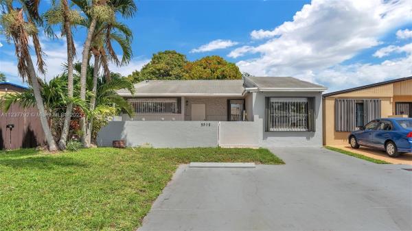 Lakes Of Acadia, 5539 NW 194th Circle Ter, Miami Gardens, Florida 33055, image 2