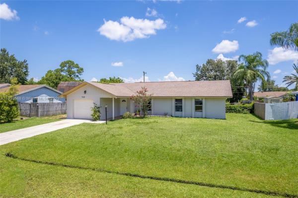 719 SE Carnival Ave, Florida 34983, image 2