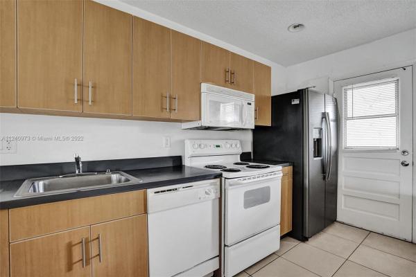 Lauderdale Oaks, 2950 NW 46th Ave #209A, Lauderdale Lakes, Florida 33313, image 2