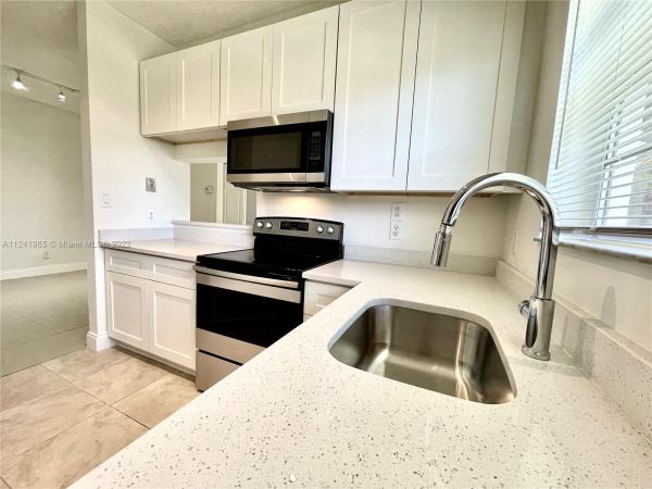 Water's Edge At Deerfield, 891 Cypress Park Way #O6, Deerfield Beach, Florida 33064, image 2