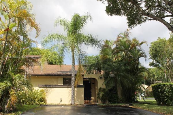 Woodgate East, 6900 SW 127th Pl, Kendale Lakes, Florida 33183, image 1