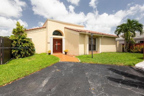 Poinciana Pointe, 520 SW 88th Pl W, Fountainebleau, Florida 33174, image 1