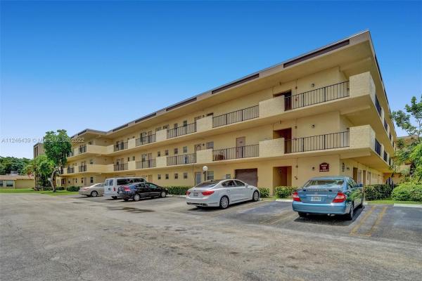 Berkley House Of Carriage Hills, 100 E Berkley Rd #301, Hollywood, Florida 33024, image 1