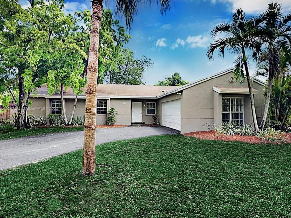 Country Lake Manors, 19635 NW 62nd Ct, Country Club, Florida 33015, image 2