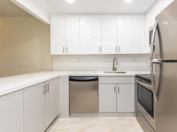 Hampton Court, 5921 Washington St #120, Hollywood, Florida 33023, image 2