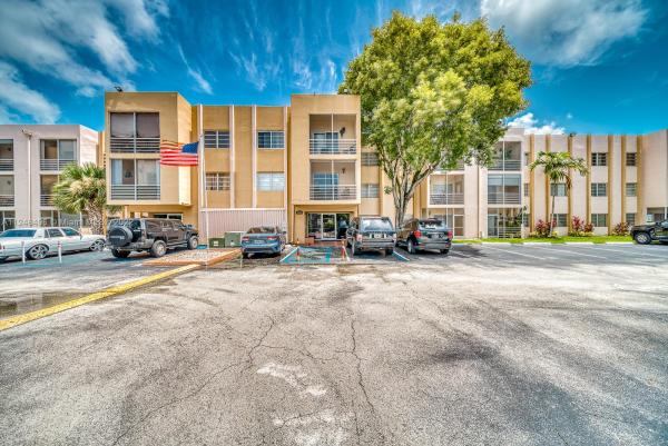 Palmetto Fairway, 15888 SW 95th Ave #304, Palmetto Estates, Florida 33157, image 1