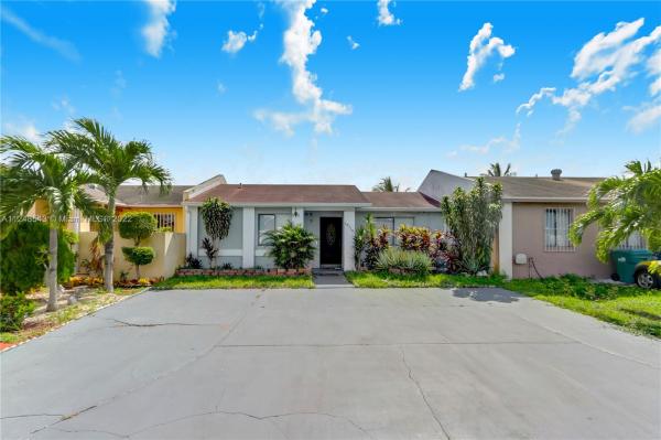 Lakes Of Acadia, 19715 NW 52nd Pl, Miami Gardens, Florida 33055, image 2