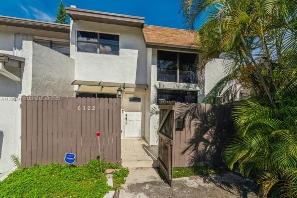 Snapper Creek Townhouses, 6702 SW 114th Ave, Kendall, Florida 33173, image 2